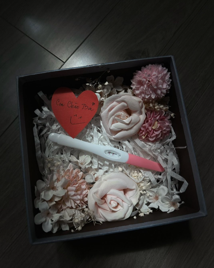 Dựa vào hộp quà này, nhiều khán giả suy đoán Puka đã chuẩn bị bất ngờ cho Gin Tuấn Kiệt. Ảnh: Instagram gintuankiet