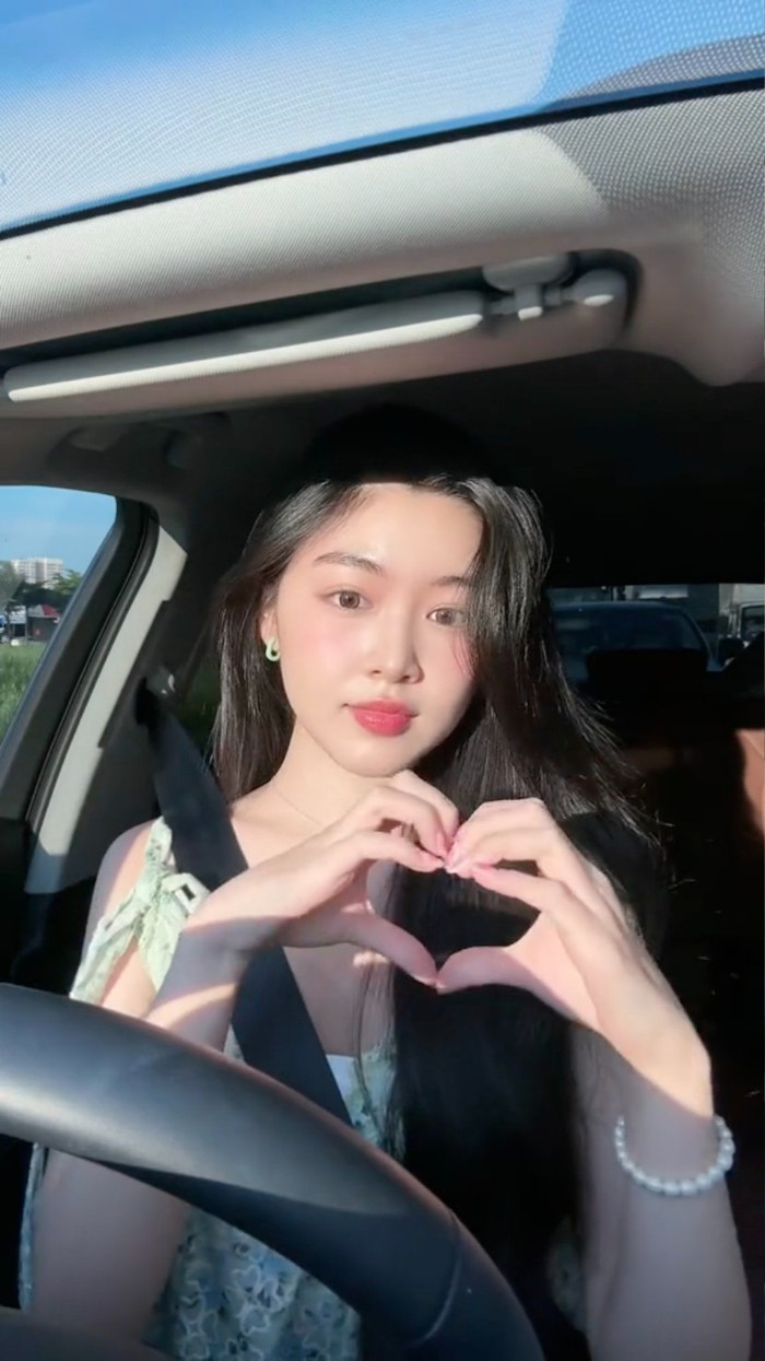 Lọ Lem nhà Quyền Linh vui vẻ tạo dáng, hào hứng quay video. Ảnh: Chụp màn hình