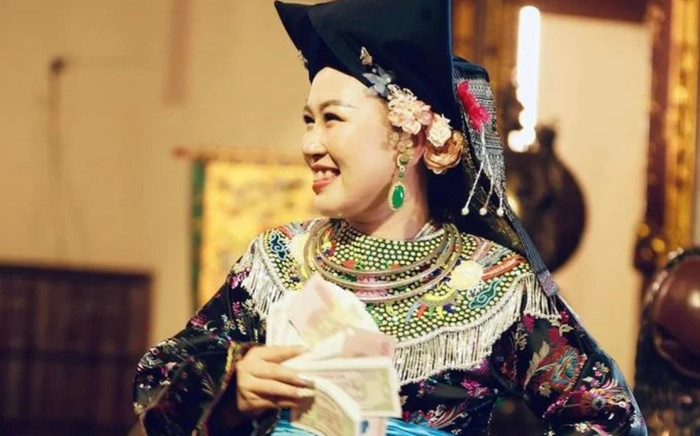 Phơi bày chiêu trò xem bói “bát nước” trên TikTok, cô đồng bị triệu tập khẩn cấp.