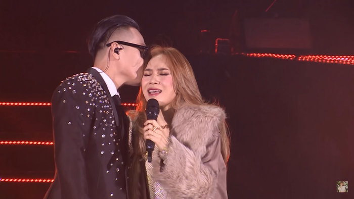 Khoảnh khắc Wowy hôn Mỹ Tâm trên sân khấu khiến người hâm mộ 'bấn loạn'. 