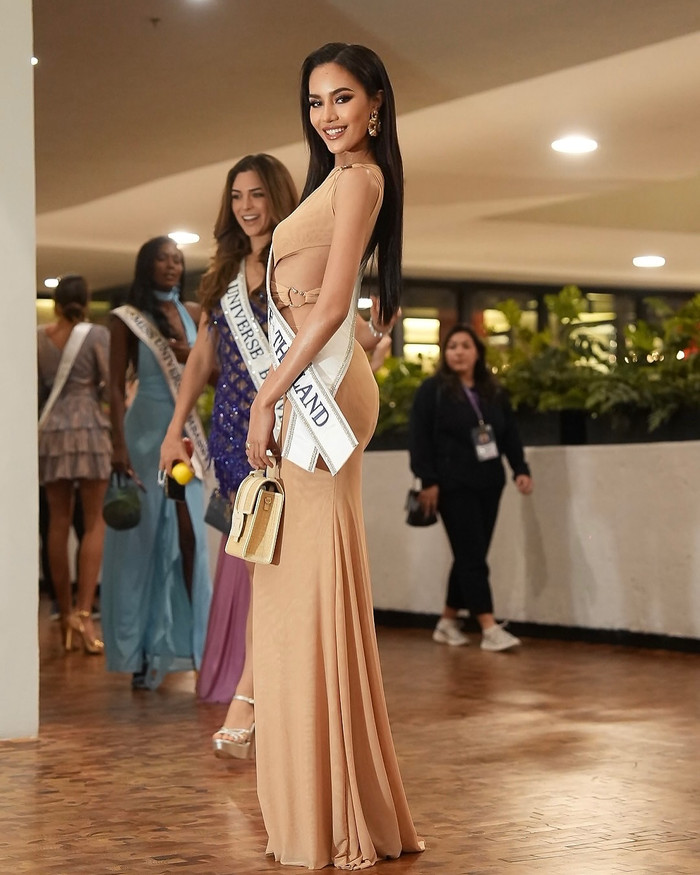 Đến với Miss Universe 2024, đại diện Thái Lan đang được xem là một trong những thí sinh tiềm năng nhất ở khu vực Châu Á. Đồng thời, đối thủ của Kỳ Duyên cũng cho thấy được sự chỉn chu về mặt trang phục trong những ngày nhập cuộc vừa qua. Phong cách mà người đẹp mang đến cuộc thi có màu sắc đa dạng, thanh lịch. 
