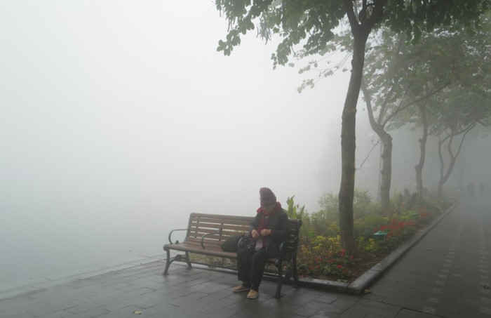 Miền Bắc đón đợt không khí lạnh mạnh nhất mùa, Hà Nội chìm trong mưa rét.