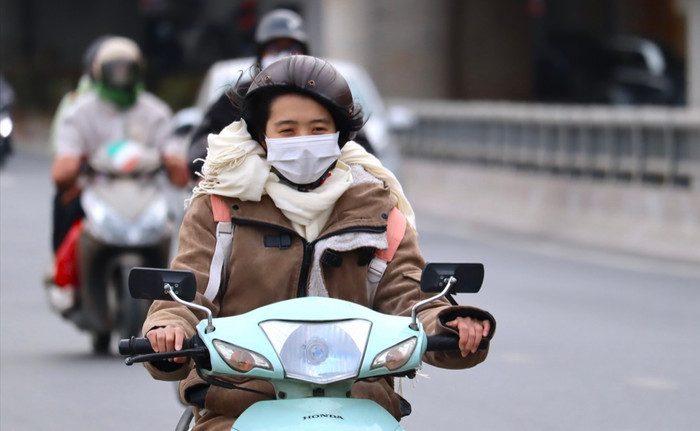 Mưa rét tràn về, sóng biển dữ dội ảnh hưởng lớn đến Bắc Bộ và Trung Bộ.