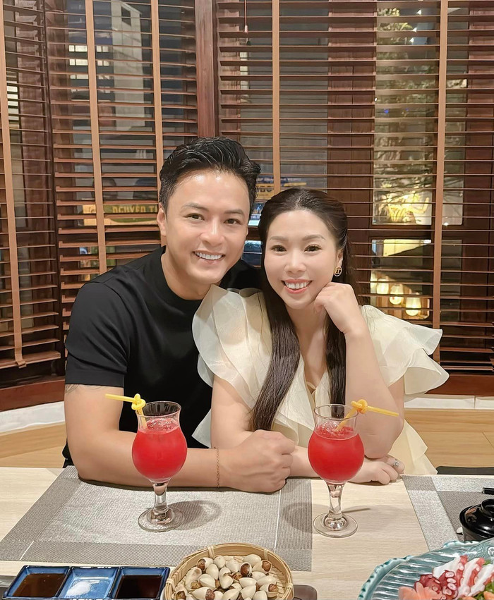 Vợ chồng Hồng Đăng mừng kỷ niệm 16 năm ngày cưới. Cả hai được nhiều khán giả nhận xét là ngày càng trẻ trung, gương mặt tràn đầy hạnh phúc. 