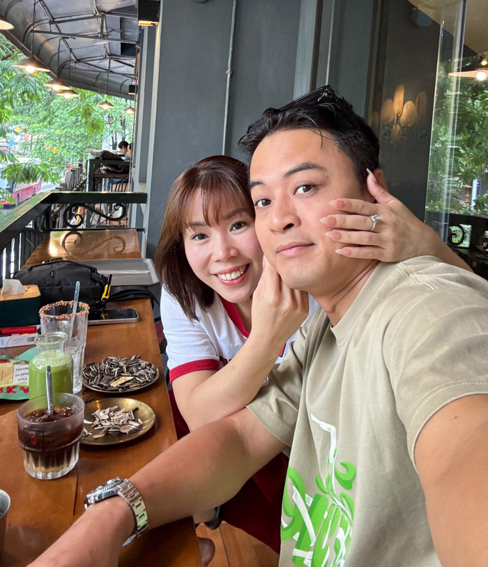 Trong thời gian vướng ồn ào, Hồng Đăng may mắn có vợ là hậu phương vững chắc.