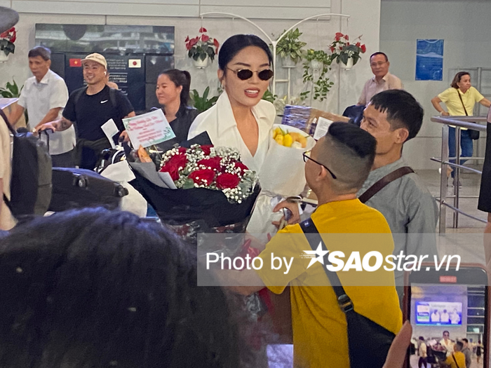 Hoa hậu Kỳ Duyên trở về Việt Nam sau hơn 2 tuần chinh chiến Miss Universe 2024. Người hâm mộ đến đón nàng hậu giảm số lượng.