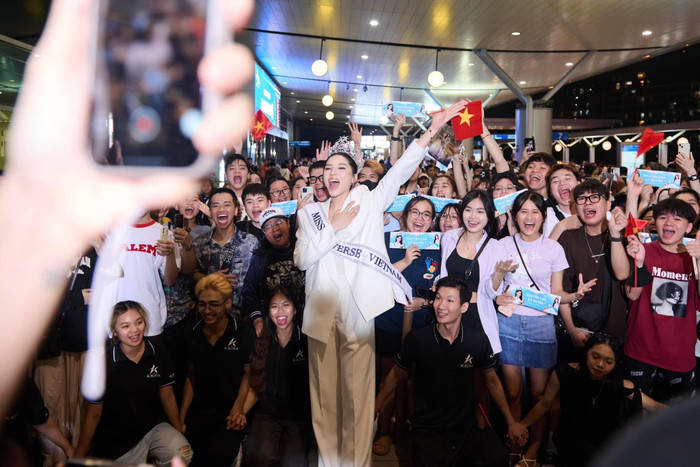 Thời điểm lên đường đi thi, Hoa hậu Kỳ Duyên khiến cả sân bay như 'vỡ trận'.