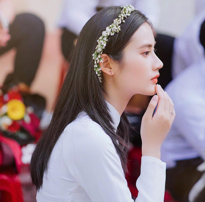 Mới đây, Hoa hậu Ý Nhi đăng tải khoảnh khắc thời học sinh dưới bối cảnh mái trường cấp 3 THPT Hoài Ân (Tăng Bạt Hổ, Hoài Ân, Bình Định). Trong ảnh, người đẹp xứ Nẫu diện áo dài trắng, trang điểm nhẹ nhàng, cài vòng hoa trên đầu. Cô thu hút ánh nhìn với góc mặt khoe trọn ngũ quan thanh tú cùng nước da trắng sáng.  Bức ảnh này lập tức nhận được sự quan tâm rất lớn của fan sắc đẹp trên mạng xã hội.