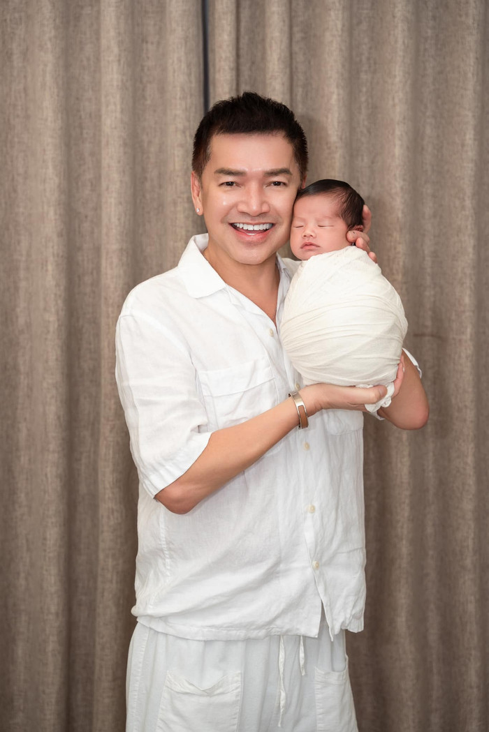 Nghệ sĩ Quang Minh và con trai trong ngày sinh nhật của anh. (Ảnh: FBNV)