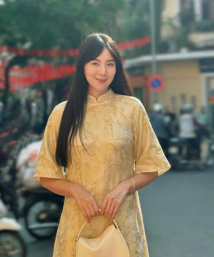 Mai Ngọc sở hữu nhan sắc xinh đẹp nhẹ nhàng chuẩn con gái Hà Nội.