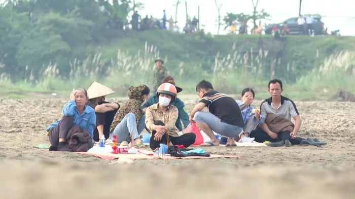 Người thân của các nạn nhân vẫn đang chờ tin con. Ảnh: Báo Pháp luật TP.HCM