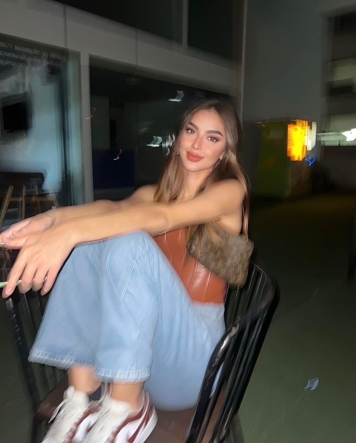 Ở những khoảnh khắc đời thường, bạn gái Hồng Thanh thường diện những bản phối đơn giản gồm áo croptop cùng quần jean thùng thình, ống rộng. Về phụ kiện BiVi Vũ kết hợp với giày sneaker và túi kẹp nách nhỏ xinh - item đang tạo nên xu hướng trong khoảng 2 - 3 năm trở lại đây.