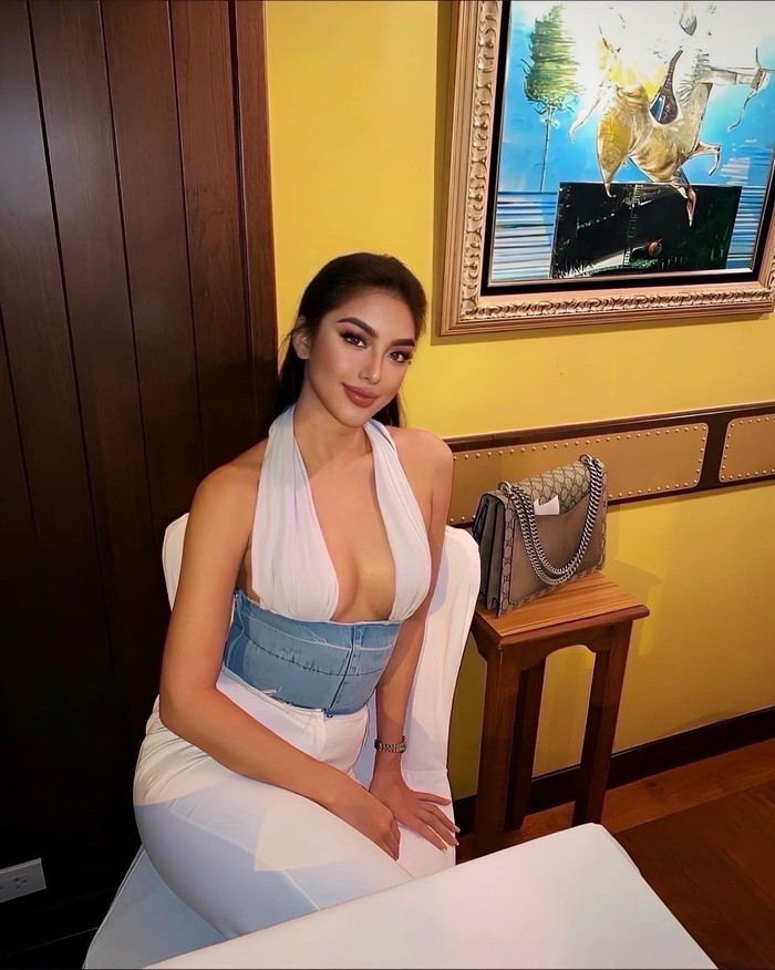 BiVi Vũ ưa chuộng những thiết kế tôn lên vóc dáng nóng bỏng. Trang phục được bạn gái Hồng Thanh diện trong khoảnh khắc này mang form dáng ôm sát, phần áo được thực hiện bằng đường xẻ sâu, để lộ vòng một đẫy đà nóng bỏng cùng phần xương quai xanh sắc nét. BiVi Vũ còn kết hợp thêm mẫu corset chất liệu jeans giúp định hình vòng eo nhỏ xíu.