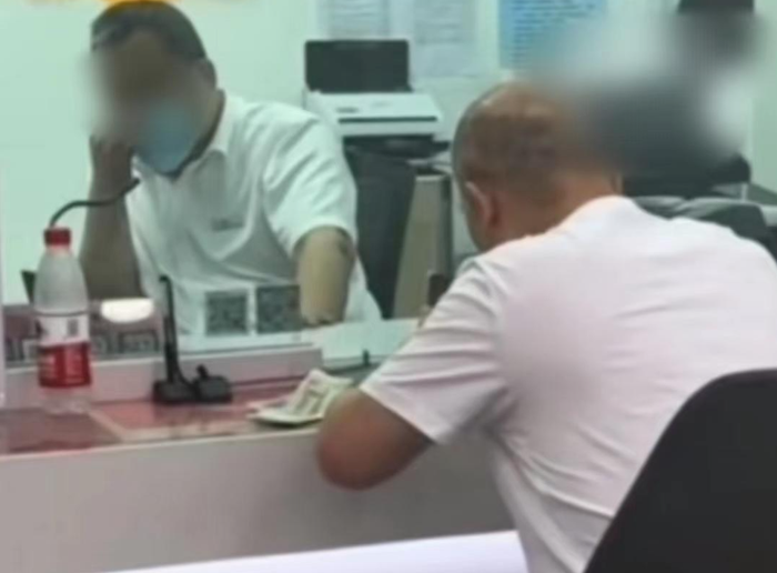 Anh Mỗ ra ngân hàng mở sổ tiết kiệm. Ảnh minh họa.