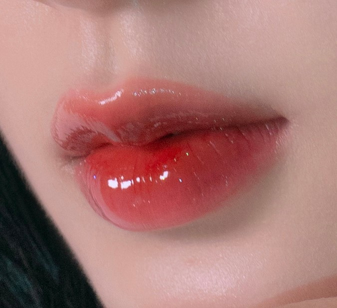 Chọn lựa son bóng phù hợp với tông da là cách thức giúp bạn tránh đi trường hợp sến súa.