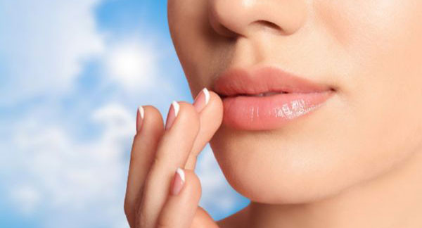 Kết hợp với việc sử dụng kem chống nắng là cách giúp đôi môi đẩy lùi tình trạng thâm sạm khi dùng son bóng.