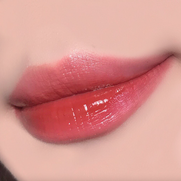 Chỉ nên đánh son bóng ở lòng môi và sau đó tản đều khắp khuôn môi.