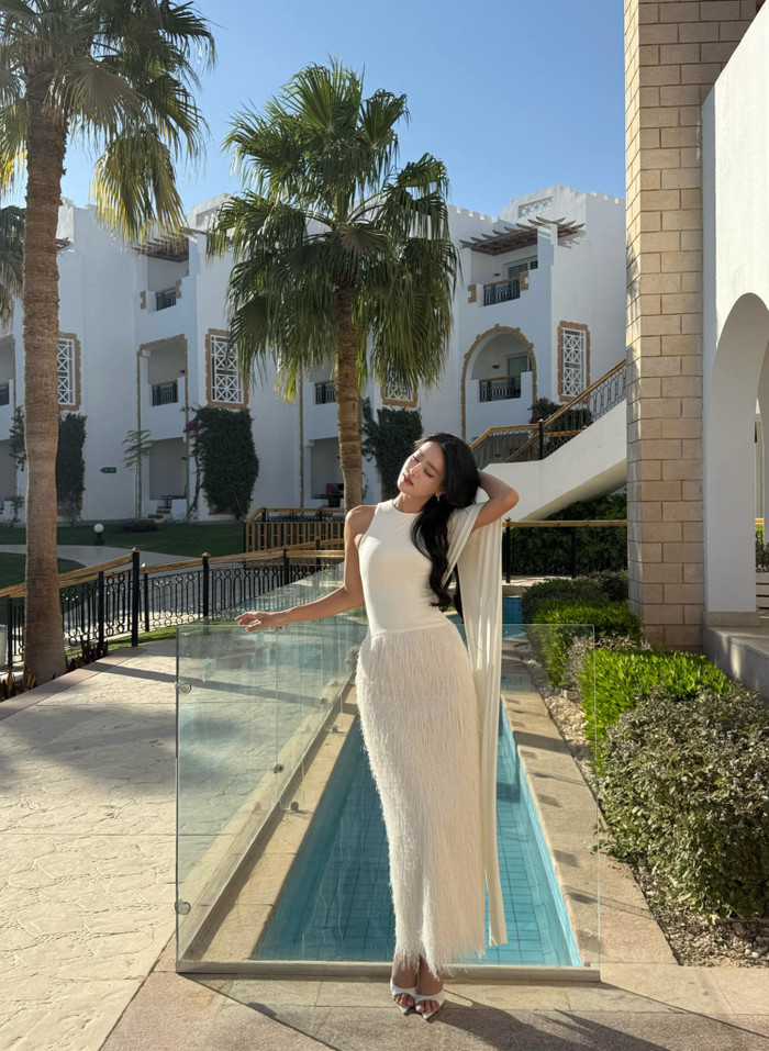Ở hoạt động đầu tiên, Á hậu Bùi Khánh Linh hoá quý cô thanh lịch trong mẫu váy tua rua trắng ôm dáng.