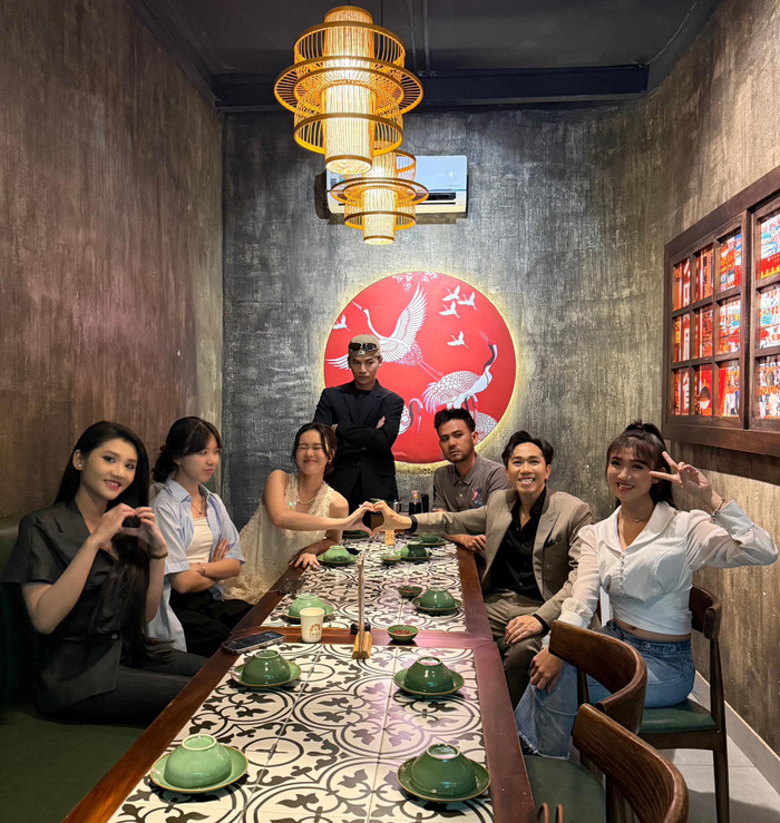 Vợ chồng Anh Đức tụ họp, gặp gỡ bạn bè. (Ảnh: FBNV)