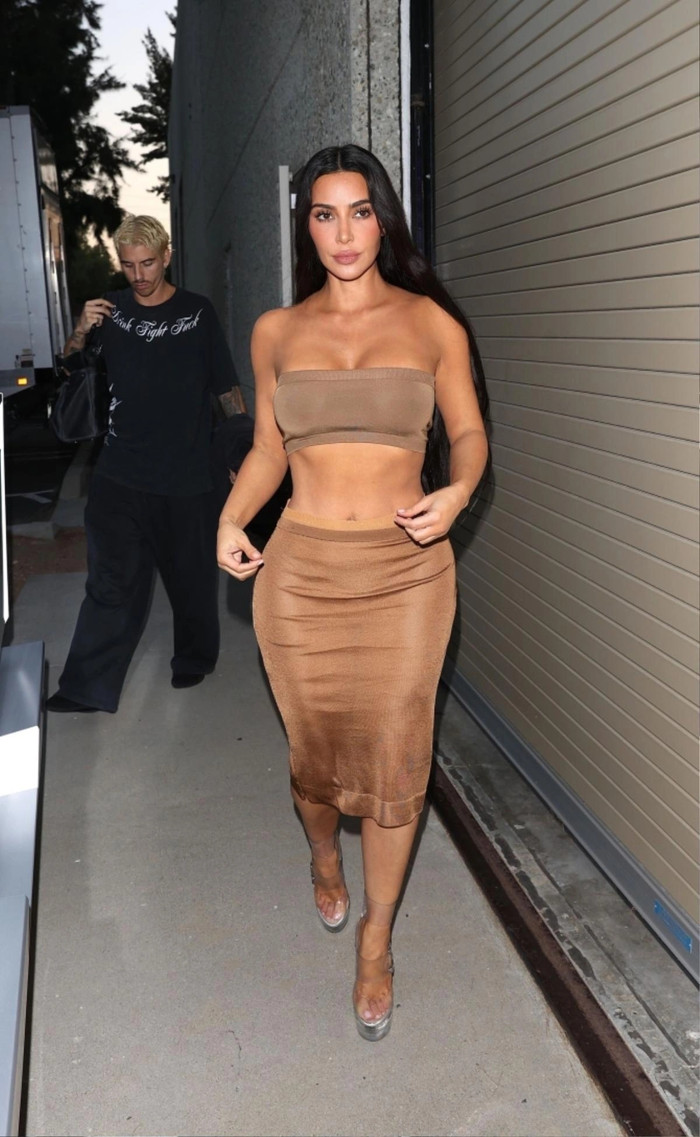 Kim Kardashian cũng không ít lần gây xôn xao với phong cách thời trang khác biệt. 