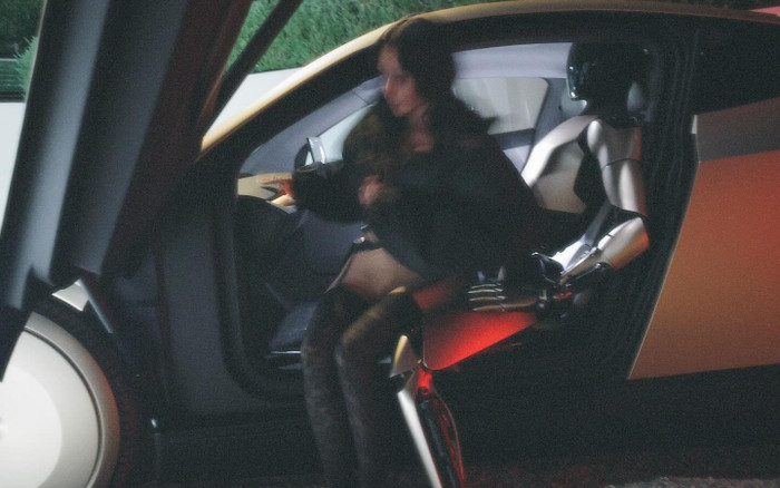 Nữ người mẫu lộ clip nóng tạo tư thế phản cảm với robot Ảnh 2