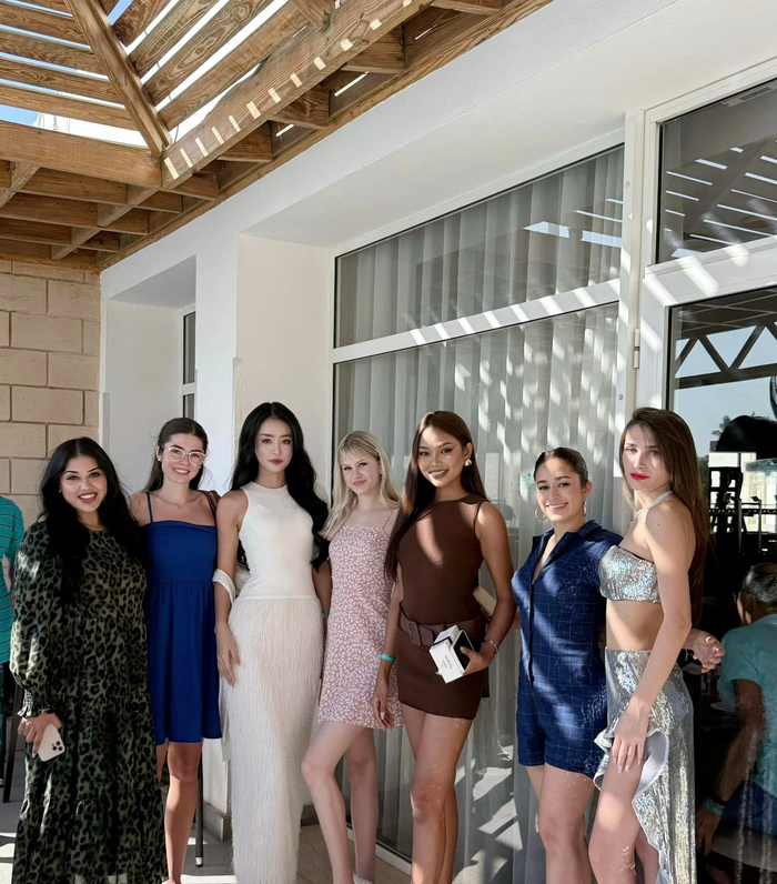 Mới đây, cuộc thi Miss Intercontinental 2024 chính thức khởi động cùng dàn thí sinh đổ bộ đến Ai Cập, trong đó đại diện Việt Nam là Á hậu Bùi Khánh Linh (đầm trắng,). 
