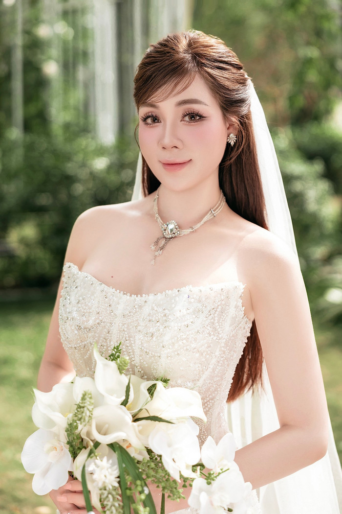 Âu Hà My đẹp rạng ngời trong bộ váy cưới cúp ngực. Ảnh: FBNV