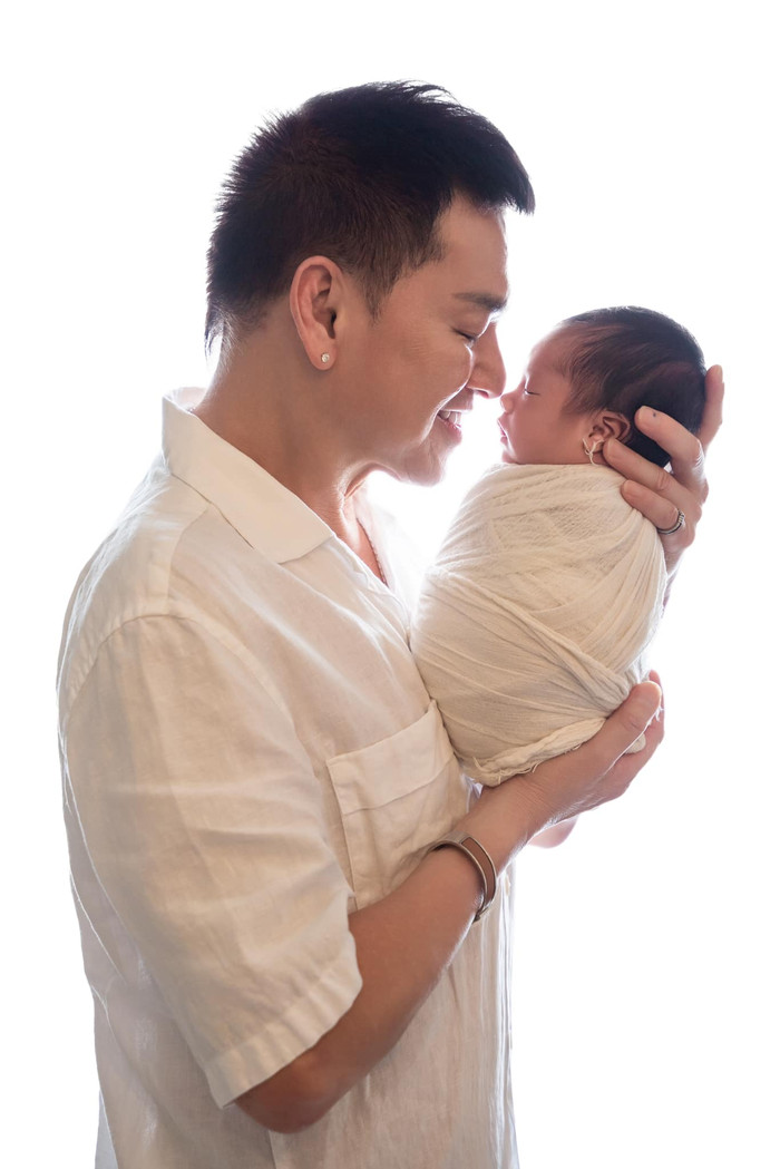 Quang Minh xúc động kheo bộ ảnh chụp cùng con trai. Ảnh: FBNV