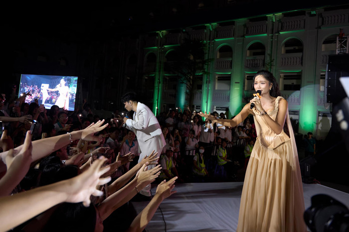 H'Hen Niê luôn được khán giả yêu mến, săn đón nồng nhiệt mỗi khi xuất hiện. Ảnh: FBNV