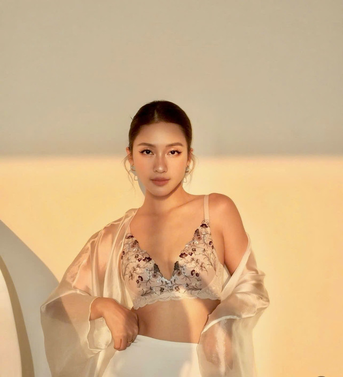 Nữ diễn viên tự tin diện trang phục 'thiếu vải'. Ảnh: FBNV