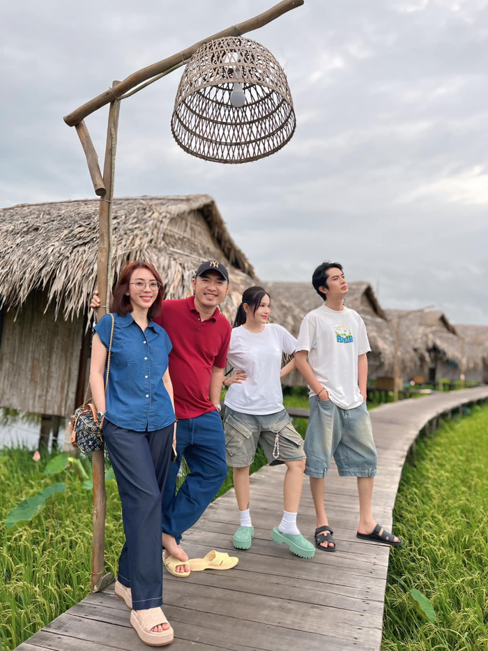 Cặp đôi thường xuyên đi du lịch, tụ họp cùng vợ chồng Thu Trang - Tiến Luật. Ảnh:FBNV