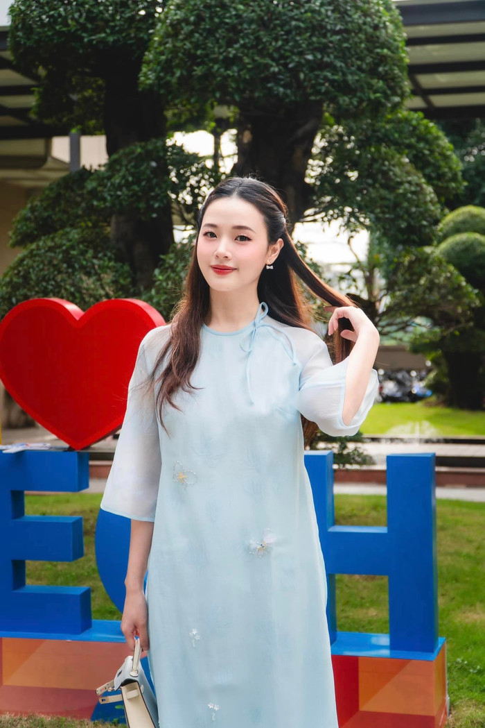 Midu lộ diện rạng rỡ, thần sắc tươi tắn sau sự cố sức khoẻ. (Ảnh: FBNV)