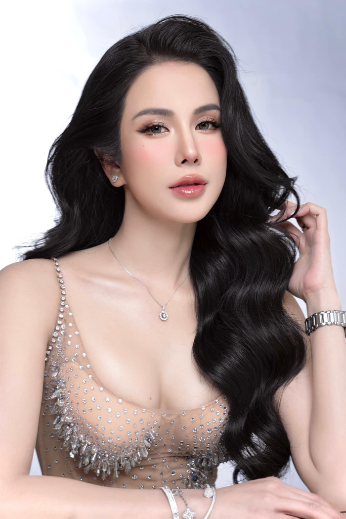 Cô hướng về tương lai tươi sáng, giữ năng lượng lạc quan. Ảnh: FBNV