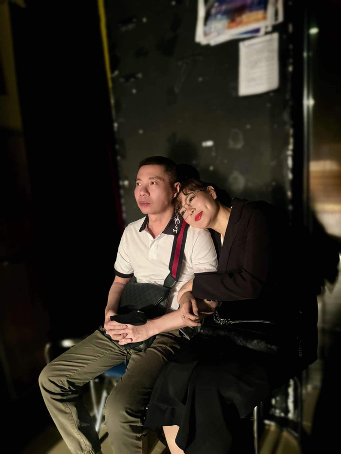 Trên mạng xã hội, vợ Công Lý thường chia sẻ quá trình phục hồi sức khoẻ của chồng hoặc hình ảnh 'tháp tùng' chồng đóng kịch hoặc đi quay phim (Ảnh: FBNV)