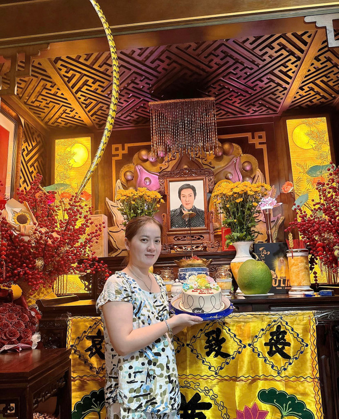 Hồng Loan bên góc đặc biệt tưởng nhớ cố NSƯT Vũ Linh. (Ảnh: FBNV)