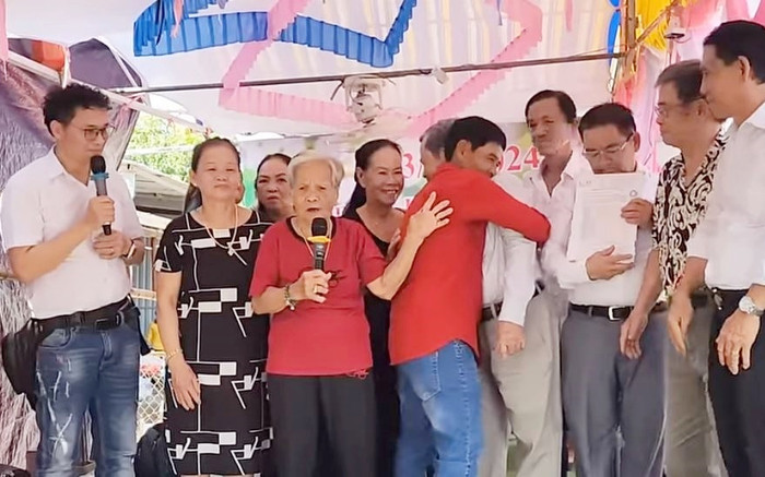 Mẹ đưa con trai về đoàn tụ với nhà nội sau 52 năm bị nghi ngờ, được minh oan nhờ bản ADN Ảnh 2