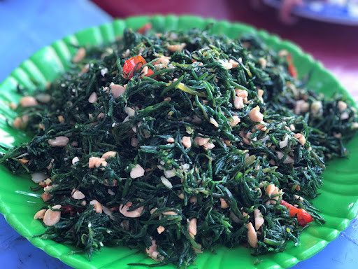 Đặc sản rau muối trộn.