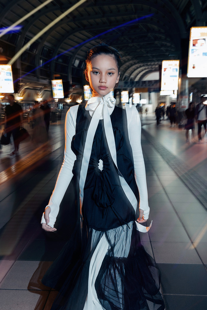 Các trang phục trong bộ sưu tập được các mẫu nhí đến từ học viện Xuân Lan trình diễn tại Tokyo.