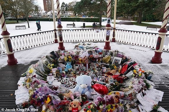 Người hâm mộ đặt hoa, nến tưởng nhớ giọng ca 31 tuổi. 