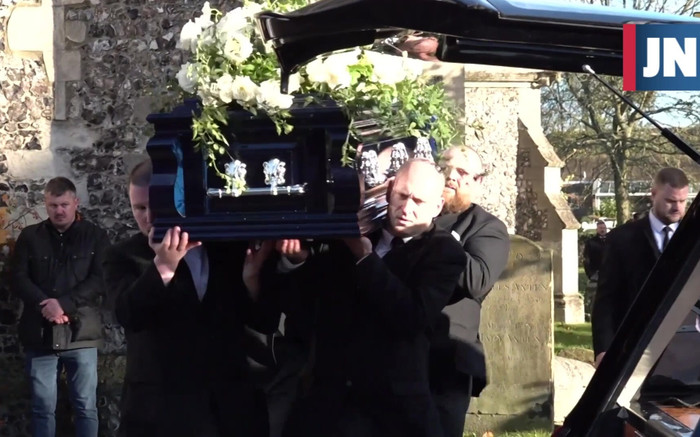 Xót xa hình ảnh đám tang nam ca sĩ nổi tiếng tử vong do ngã lầu, khán giả đứng dọc 2 bên đường Ảnh 2