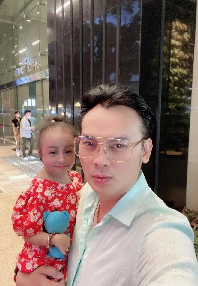 NSƯT Kim Tiểu Long và con gái nuôi lúc sinh thời. (Ảnh FBNV)