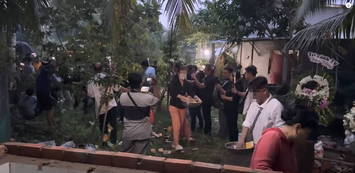 Đông đảo YouTuber, TikToker làm 'náo loạn' đám tang con gái nuôi NSƯT Kim Tiểu Long gây bức xúc. (Nguồn Camera Việt Nam)