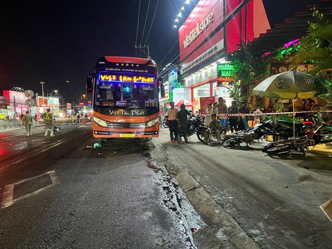 Xe khách xoay ngược 180 độ. Ảnh: Báo Công an TPHCM.