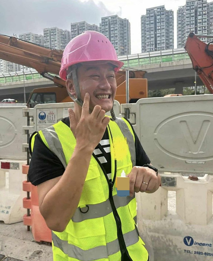 Nam ca sĩ nổi tiếng bị bắt gặp đi làm phụ hồ, kiếm thêm tiền nuôi vợ con Ảnh 2