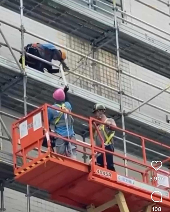 Nam ca sĩ nổi tiếng bị bắt gặp đi làm phụ hồ, kiếm thêm tiền nuôi vợ con Ảnh 1