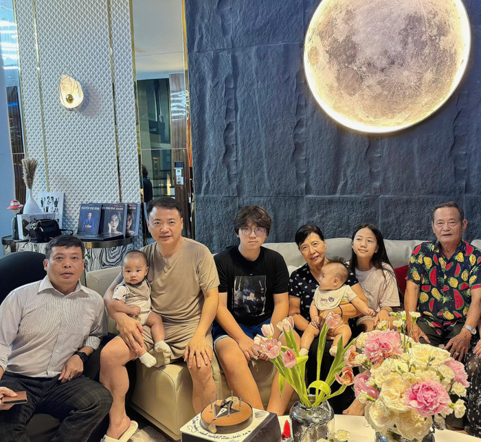 Shark Bình mừng sinh nhật của con trai lớn là Minh Quân. (Ảnh: FBNV)