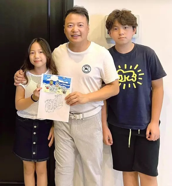 Shark Bình bên 2 con lớn là Minh Quân và Phương Châu.  (Ảnh: FBNV)