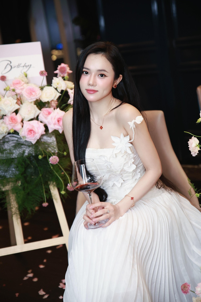 Ý Nhi sở hữu nhan sắc sinh đẹp, hiện đang là sinh viên, mẫu tự do và nhà sáng tạo nội dung trên mạng xã hội. (Ảnh FBNV)