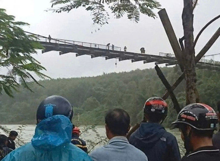 Xe chở rác đâm vào lan can cầu trước khi lao xuống sông Hương - Ảnh: Sức khỏe & Đời sống