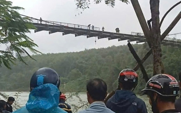 Xe gom rác lao thẳng xuống sông Hương, 2 người mất tích trong dòng nước chảy xiết Ảnh 2